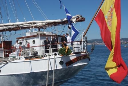 Ofrenda floral a bordo del Juan Sebastián de Elcano